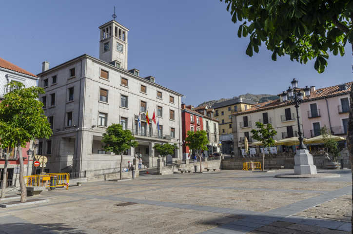 89 - Comunidad de Madrid - San Lorenzo del Escorial - plaza de La Constitucion - Ayuntamiento